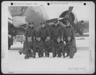 Lt R Ellis And Crew 11-1-45.jpg